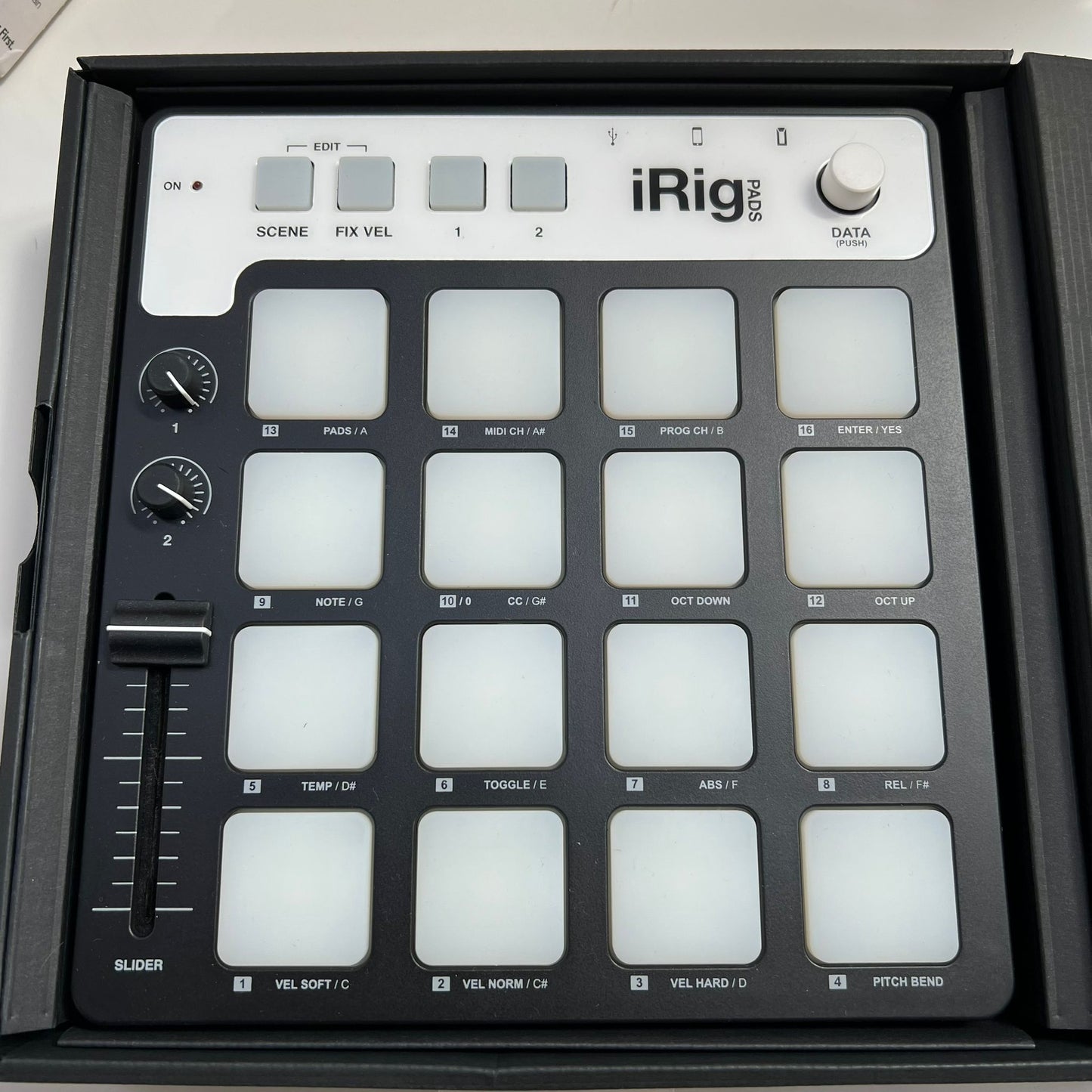 IK MULTIMEDIA IRIG PADS MIDI GROOVE CONTROLLER, NERO