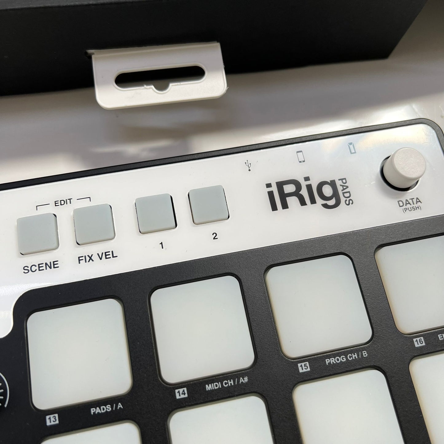 IK MULTIMEDIA IRIG PADS MIDI GROOVE CONTROLLER, NERO