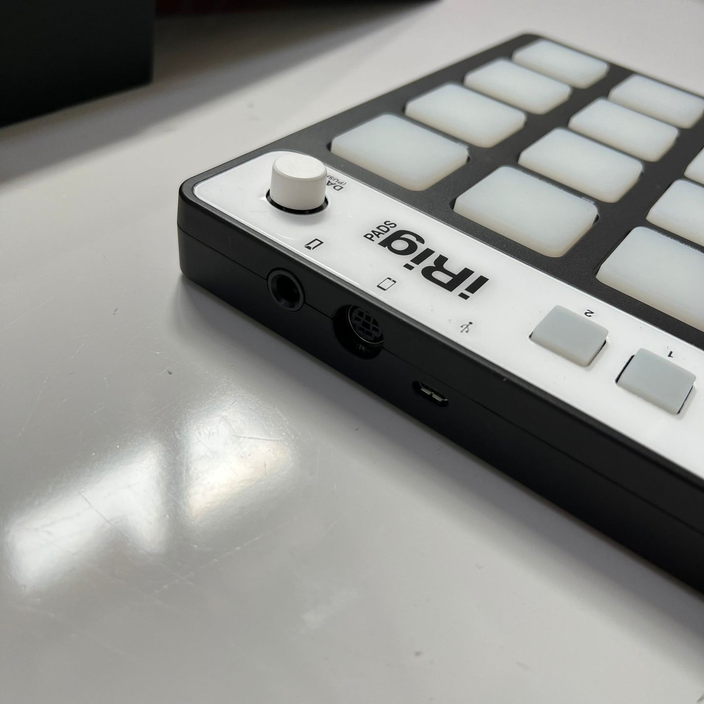 IK MULTIMEDIA IRIG PADS MIDI GROOVE CONTROLLER, NERO